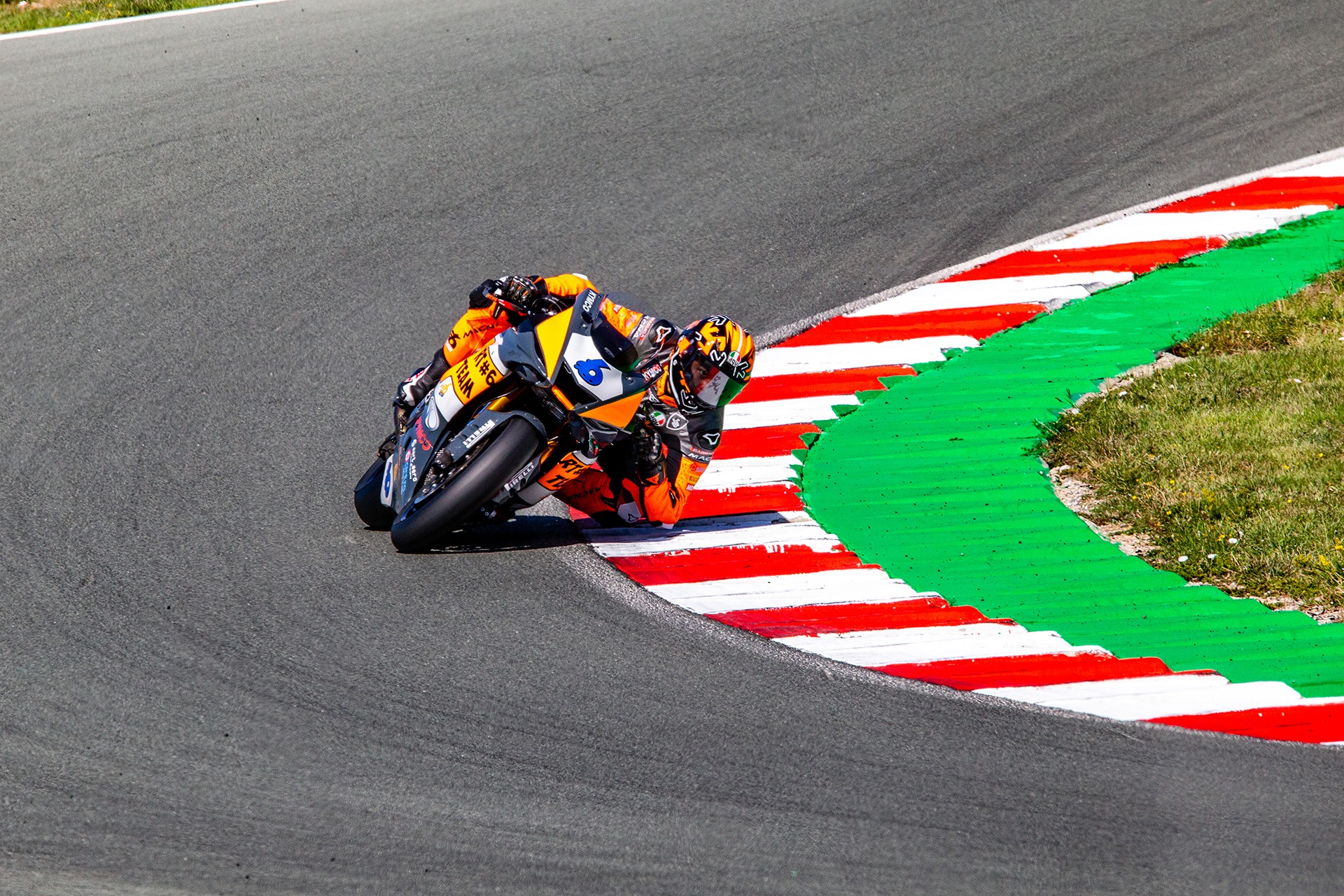Răzvan Teodorescu cu motocicleta RT6 în viraj pe circuit