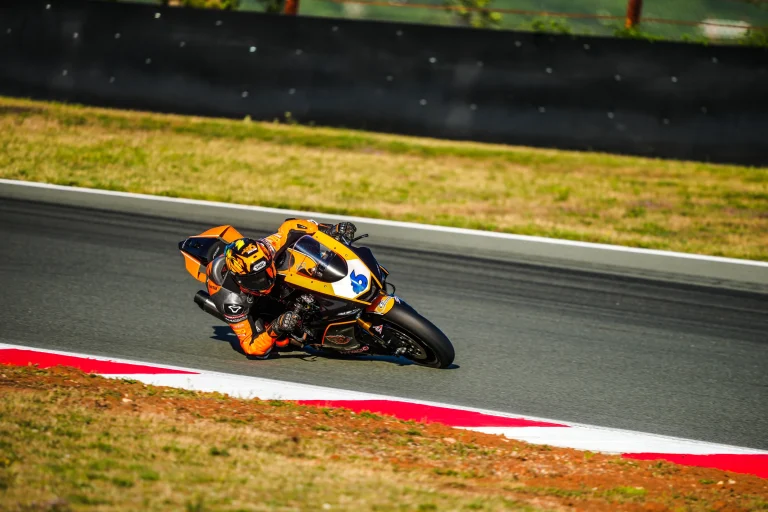 Răzvan Teodorescu în viraj pe circuit — sezonul 2026
