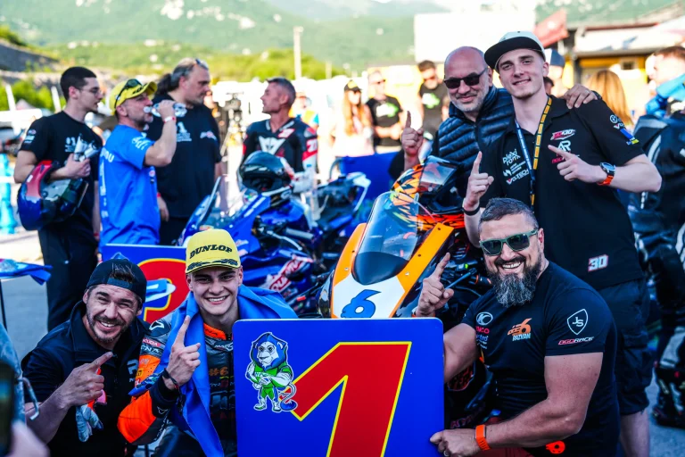 Răzvan Teodorescu și echipa celebrând după cursă — 2026