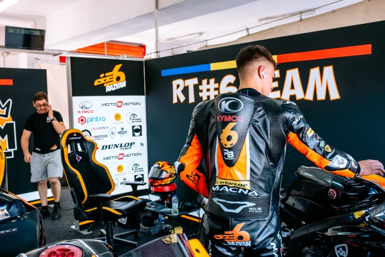 Răzvan Teodorescu lângă motocicletă în boxa RT#6 Team — 2026