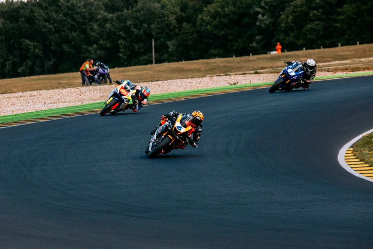 Motociclete de competiție în cursă pe circuit — sezonul 2026