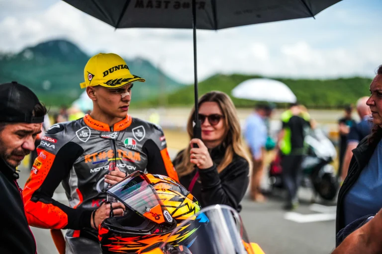 Răzvan Teodorescu în pregătirea pentru cursă, în paddock — 2026
