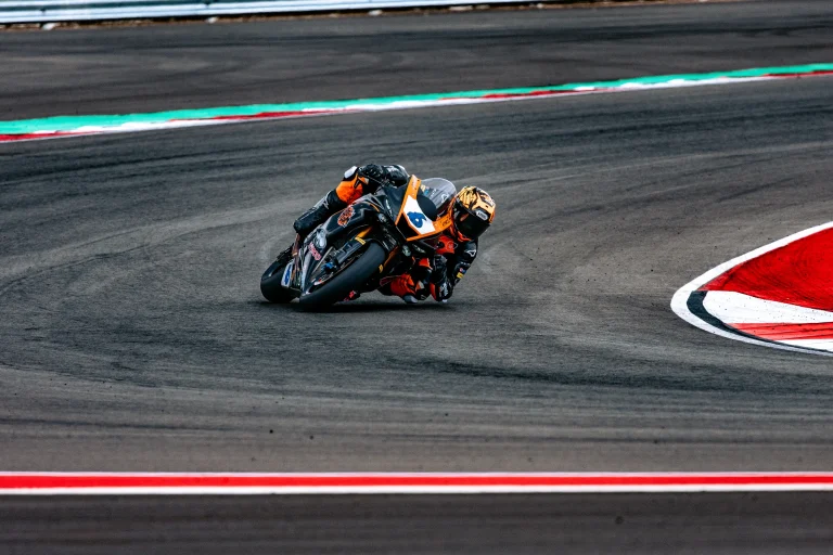 Răzvan Teodorescu urmând trasa unui viraj pe circuit — 2026