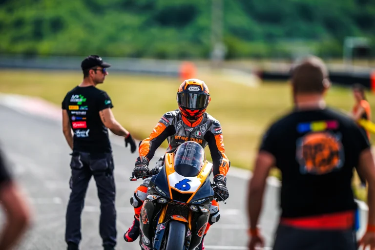 Răzvan Teodorescu pe motocicleta cu numărul 6, alături de echipă — 2026